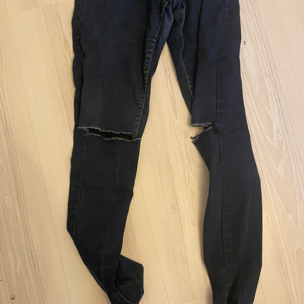 Jeans från primark med slitning vid knäna, mycket sköna och stretchiga!. Jeans & Byxor.