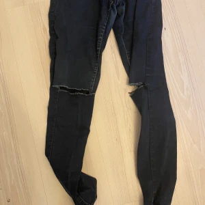 Jeans - Jeans från primark med slitning vid knäna, mycket sköna och stretchiga!