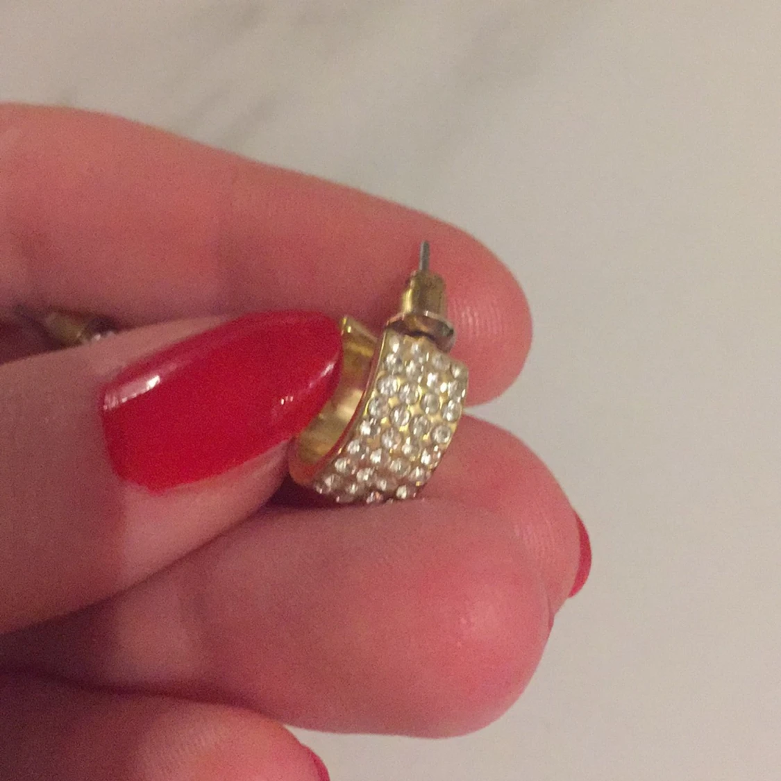 Örhängen med guld/stenar