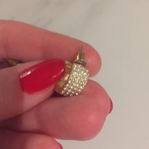 Örhängen med guld/stenar - Jättefina örhängen från märket svenska märket SNÖ. Använda endast en gång. Jättefina och så söta på!