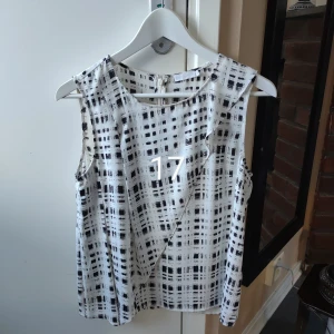 Märkeskläder i bra skick - Bild 17 - Märke: Stockholm LM Storlek: 36 Pris: 150 kr (fint skick)  Bild 18-  Märke: Stockholm LM Storlek: 34 Pris: 300 kr (nyskick)  Bild 19 -  Bondelid Storlek: XS Pris: 200 kr ( fint skick)