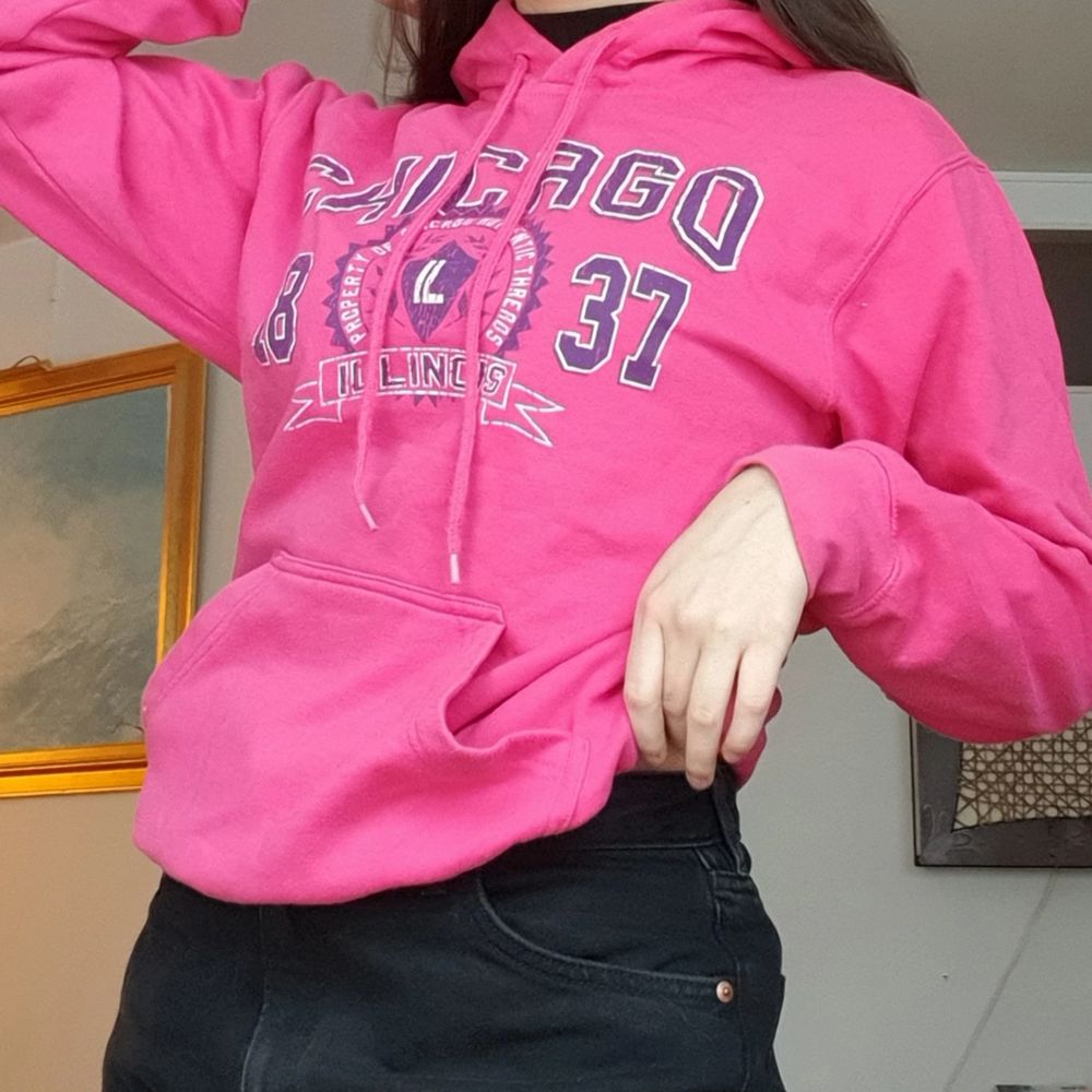 Superfin rosa vintage hoodie!💓 Köpt i USA för flera år sedan, men så fin. Lite y2k vibes😍 Trycket är lite urtvättat, men det får hoodien att se ännu mer vintage ut! Storlek S, men skulle säga att den också passar M eftersom jag är S/M i vanliga falla! Sitter lite oversized på mig, men skulle sitta så fint på någon mindre storlek också!! Kontakta mig vid frågor 💓. Huvtröjor & Träningströjor.