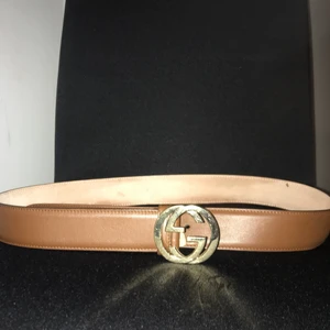 GUCCI BÄLTE  - Säljer mitt Gucci bälte j färgen brun. Självklart äkta!! Har dock inte kvar kartong eller kvitto. Men serie nr finns på bältet som kan intyga äktheten. Är i bra skick! 