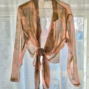 Blommig blus  - Jättefin knytblus med blommigt tryck, som tyvärr inte kommer till användning! Varan har inga defekter och är köpt second-hand. Storleken är M men passar mig bra som XS! Läs mina villkor innan köp! 🧚🏼💓