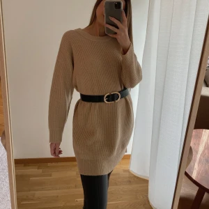 Beige tröja Bubbleroom  - Helt ny med prislapp. Storlek M. Säljer även bältet i en annan annons🤍