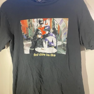 Grå t-shirt med tryck  - Grå t-shirt med tryck. Roligt tryck som är lite urtvättat i färgen. Köpt i Spanien 