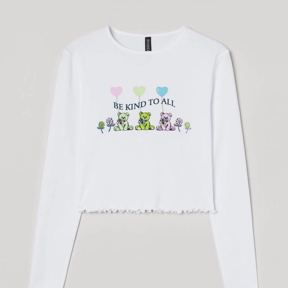 Denna jätte söta toppen ifrån hm, ny. Använd ca 3 gånger! Söker då den inte kommer till användning💓köpte för 199kr. Säljer för 100kr. Då den är nyskick! Storlek L, men jag kan ha den och jag brukar ha M, ibland S. Den sitter lite oversized med det var så jag ville ha den. Så passar de flesta beroende på hur man vill att den ska sitta.. Tröjor & Koftor.