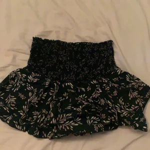 Kjol zara - Gulligaste kjolen från zara. Storlek s och har shorts under. Har blivit lite nopprig men det går lätt att ta bort. Köp direkt för 100. frakt går på 63 finns annars att hämta i Sollentuna! 