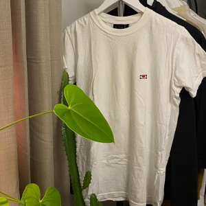 Hov1 merch t-Shirt  - Äkta hov1 merch från deras första släpp. Bra t-Shirt i bra material. Lite tjockare än en vanlig, vilket jag diggar starkt. Storlek S. Perfekt att ha som den är eller under en tjockare tröja!! Har helt klart varit en favorit❤️✉️👑 200 med frakt. Betalas med swish✨ #hov1 #merch #t-shirt #trend #brown