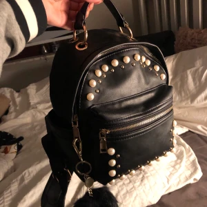 Miniryggsäck från zara - En jätte söt mini ryggsäck köpt från zara,med gulddetaljer. använd bara några gånger. Helt felfri. Banden går att justera.