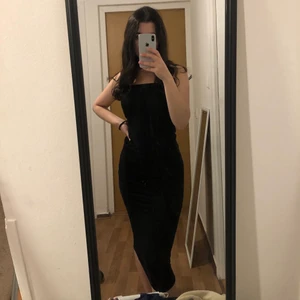 Svart bandeu klänning - Säljer denna snygga svarta bandeu klänningen den är använt flera gånger och säljs därför för ett billigt pris inga synliga skador eller effekter endast att den är nopprig . Möts i Malmö annars tillkommer fraktavgift