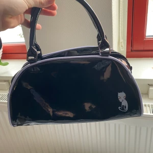 90s handväska  - Världens sötaste väska, får plats betydligt mer i än vad man tror. Kommer tyvärr ej till användning.. pris går att diskutera. Köparen står för frakten ❤️