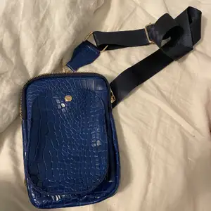 Blue bag in great condition, never used. Can be adjusted and worn different ways. Shipping is excluded in the price you will have to pay for that as well if you want it shipped