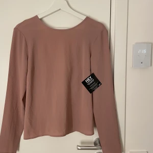 Blus stl 34 - Aldrig använt, prislapp kvar. som helt ny. passar både 34 o en 36. Pris kan absolut diskuteras. Jag köpte den för 399 och säljer den för 100kr