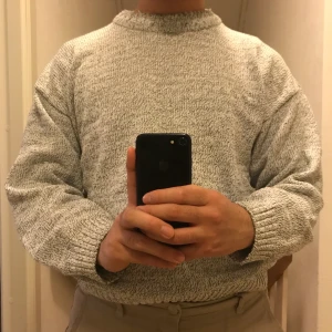 Vintage stickad - Second hand. Gammal Jack&Jones stickad. Snygg lösare passform men tight vid halsen och kortare modell. Storlek: snarare S (skulle sitta skitsnyggt på XS tror jag) 