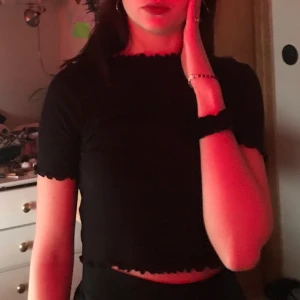 Volang topp - Topp med fina volanger i ärmar och krage 🌟