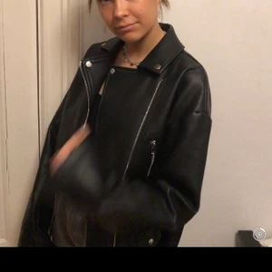 LÄDERJACKA/BIKERJACKA - Säljer min läderjacka köpt från asos för circa 900kr! Passar till allt men känner att min tid med den är över❤️  kan mötas upp eller frakta för runt 79kr!👍🏻❤️