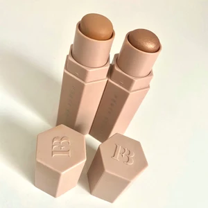 FENTY BEAUTY - highlighter & concealer. 130kr styck.