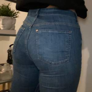 Bootcut jeans från h&m som passar L (inte 38 som det står på bilden). Fint skick, 50kr + frakt🤎✨