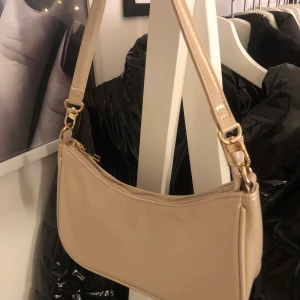 Skimrig väska - Jätte fin skimrig väska från bikbok, använd Max 3 gånger, är i ett super fint skick med endast en liten fläck inuti väskan. Säljer då den inte kommer till användning, (jag står ej för postens slarv) 