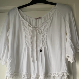 Söt blus  - En väldig söt, fin blus från tessie i Göteborg! Fin skick. Osäker på storlek men passar mig som vanligtvis har S/M. Hör av er vid frågor eller fler bilder✨