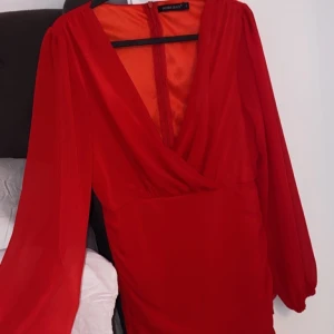 Röd klänning  - Aldrig använd, storlek S 