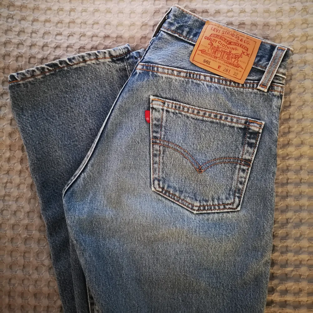 Levi's 501 jeans, ljusa och i väldigt bra skick. Inga märken, knappt använda. Storlek W 28 L 32, men passar en 25/26 skulle jag säga. Kan mötas i gbg. Jeans & Byxor.