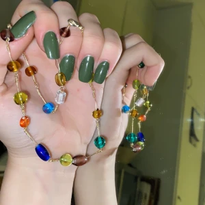 Halsband - Ett handgjort halsband av metall och färgglada glaspärlor❣️ frakten ingår i priset, och spännet är försilvrat❣️                                                                                —————————————————————                                                                                  Kika gärna in på min profil, säljer en massa olika handgjorda smycken💃🏼 perfekt till dig själv eller i present till någon❣️✨