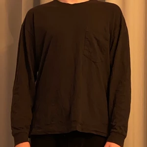 Långärmad tröja mörk grå - Använd 5-10 gånger. Skick 10/10. Nypris 250kr. Skicka dm för fler detaljer/frågor. Köparen står för frakten.