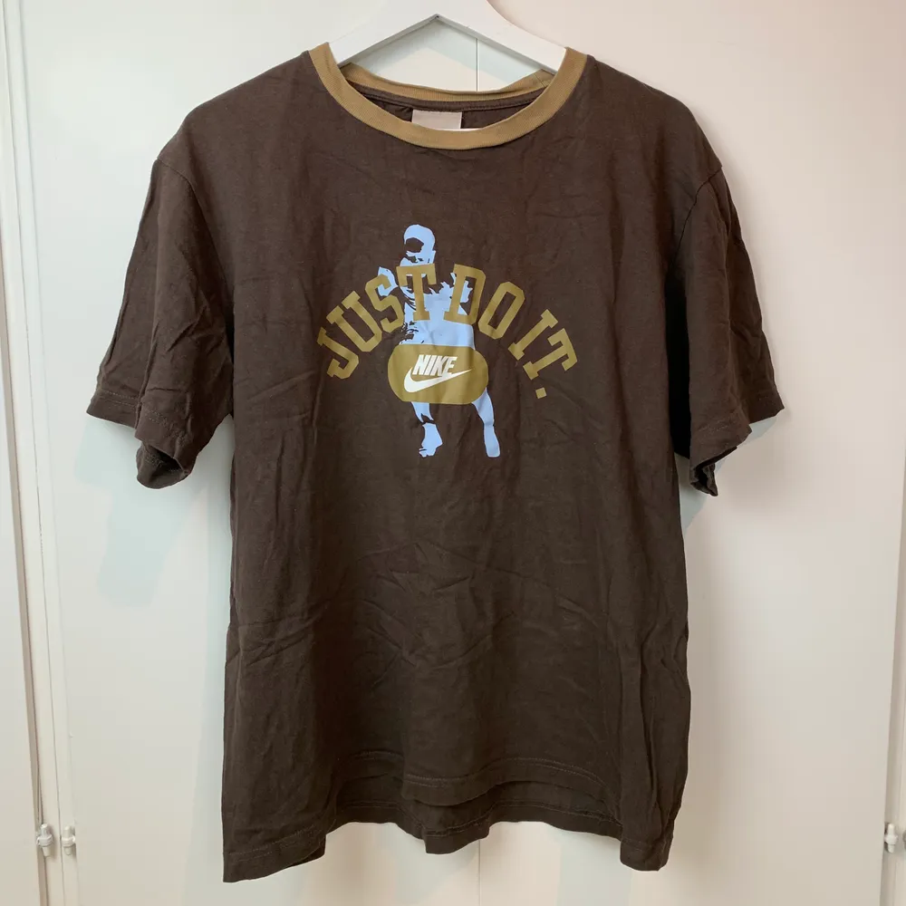 Brun vintage t-shirt från Nike. Fint skick. KÖP DIREKT: 300+FRAKT . T-shirts.