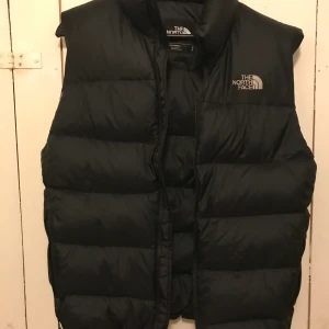The North Face - Dunväst med snygg passform. Ser helt oanvänd ut