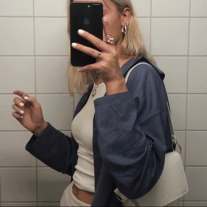 Oversized skjorta - Från weekday, super skön och passar till allt!🦋🦋