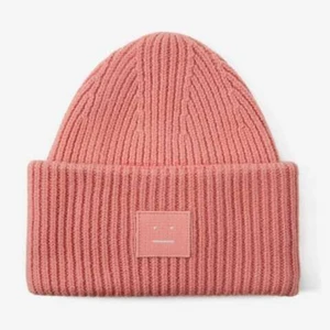 Acne mössa  - Säljer en rosa acne mössa. Använt skick. Köptes förra året. Högsta bud 500kr