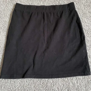 Kjol  - Vanlig enkel kjol från HM 