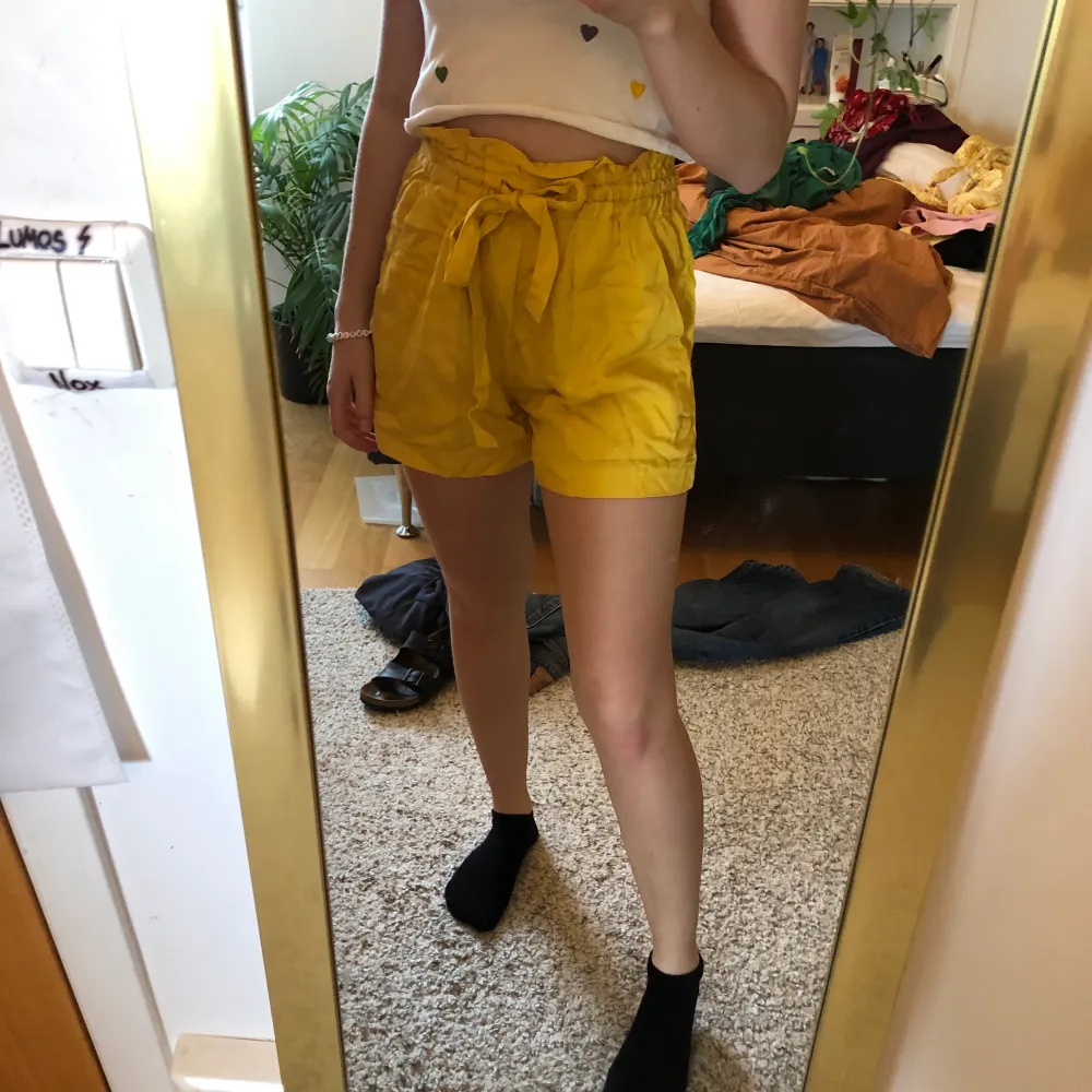 Shorts i stark gul färg från H&M. Supermjukt tyg och luftiga vilket gör dem väldigt bekväma.  . Shorts.