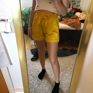 Gula shorts från H&M - Shorts i stark gul färg från H&M. Supermjukt tyg och luftiga vilket gör dem väldigt bekväma.  