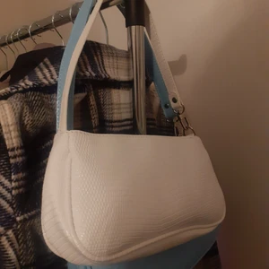 Väska - Väska för 150kr frakten ingår i priset. Säljer pga att den aldrig kom till användning. Dma för fler bilder 🥰