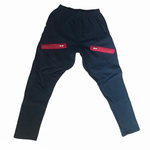 Chachi momma pants  - De mest välkända chachi byxorna, svarta med röda blixtlås på 😋 Väldigt populärt tidigt 2010-tal bland kändisar och dansare. Passar alla waist storlekar upp till 30/30 ✨✨ Köp nu!