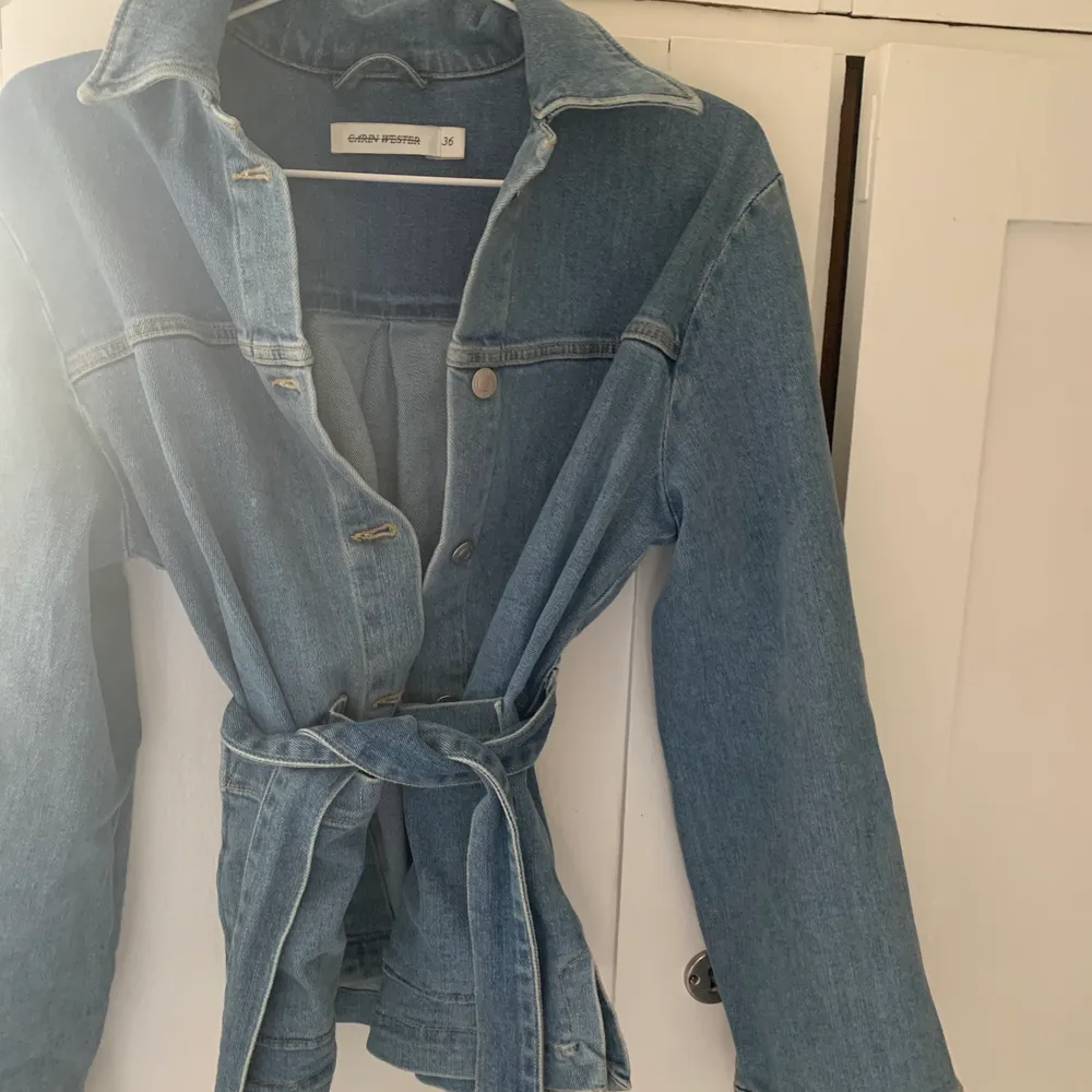 Superfin oversized jeansjacka från Carin Wester. Kan både användas med eller utan skärp, beroende på hur man vill att den ska sitta. Köpte den för 900 kr, säljer för 250+frakt 💞💞. Jackor.