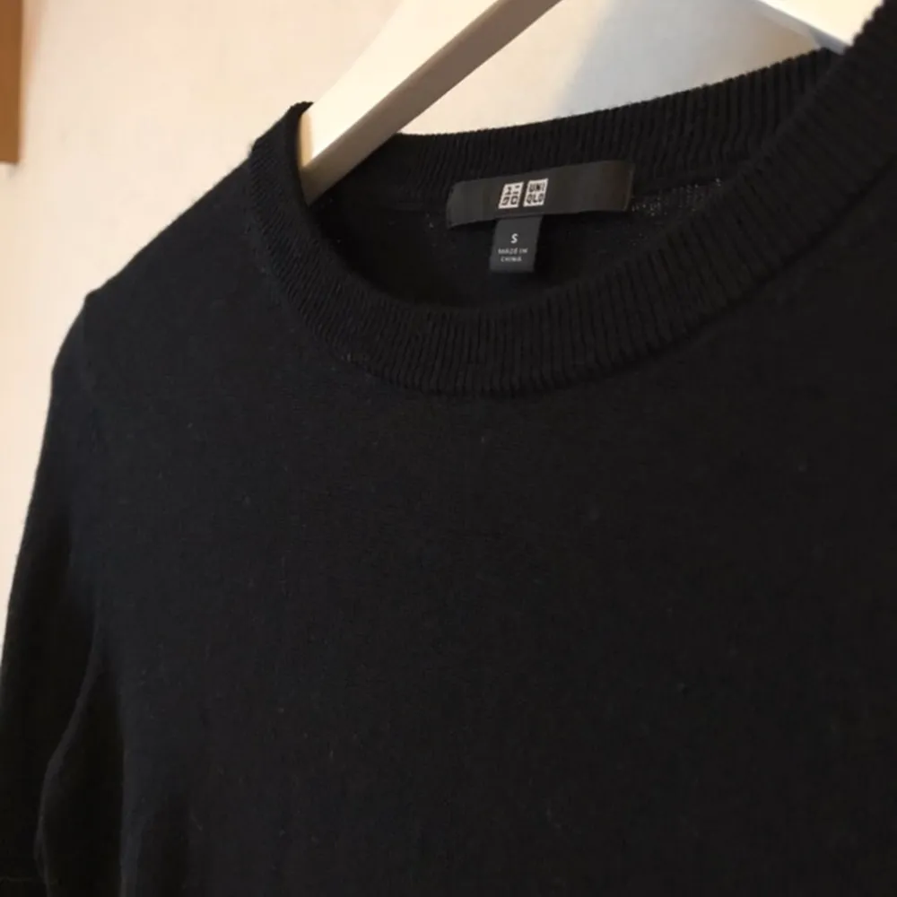 En svart tröja från Uniqlo i rak modell och 100% ull! Märkt S men passar XS lika bra. Har för många svarta tröjor, så denna får gå trots att jag älskar den.  Kan mötas i Stockholm eller skicka mot Stockholm! ✨🌸✨ . Tröjor & Koftor.