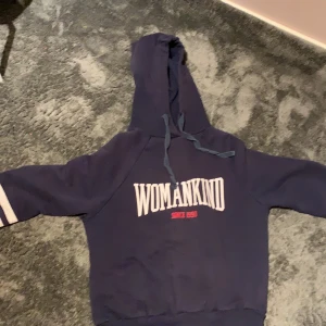 S men krymp så skulle säga xxs  - Nu säljer jag min fina hoodie från fina tricot då den inte kommer till användning 