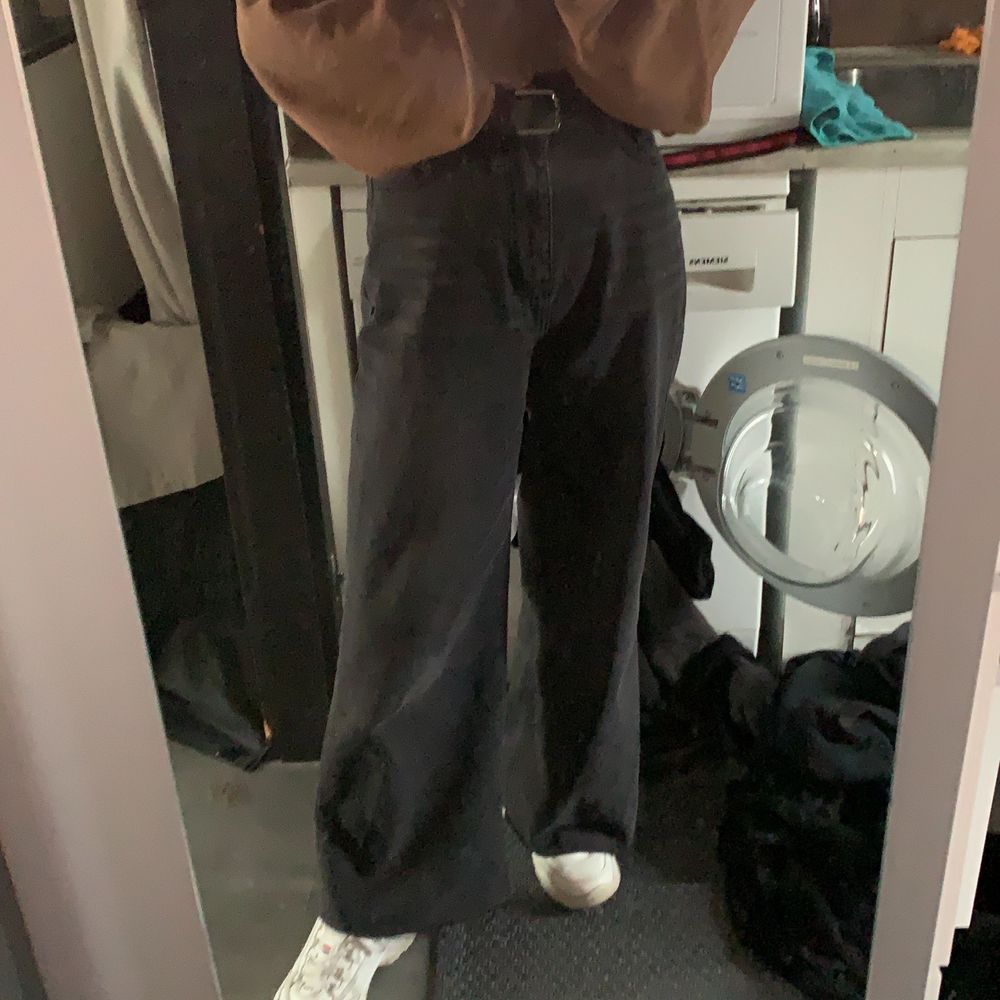 säljer dessa svarta baggy jeans från shein då jag beställde fel storlek. jag klippte till dem lite då dem var lite för långa, har använt typ en gång och dem är helt nya så jag skulle säga att dem är i perfekt skick! jag är 1,65cm o byxorna är i strlk S alltså typ strlk 38. köparen står för frakten. priset kan diskuteras . Jeans & Byxor.