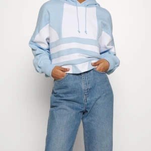 Adidas hoodie - Kortare adidas hoodie. Passar xs-m, beroende på hur man vill att den ska sitta.💗