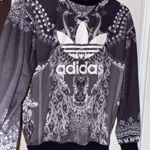 Adidas tröja  - Inte använt på länge, här av dig vid fler bilder eller frågor!🤍