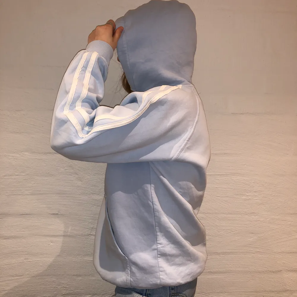 Dags för första släppet!                                             Vi säljer denna baby blue hoodie ifrån Marseille Legend. Priset är 299kr. Den är i storlek L och passar som en M. Personen på bilden är 165 och brukar ha på sig M. Det finns en del fläckar som inte riktigt syns om inte man kollar noga. Vi skickar bild vid intresse av köp. Kontakta oss på Plick eller vår Instagram @wanderetro. Om flera visar intresse blir det budgivning. Köparen står för spårbar frakt på 66kr. 🤍. Hoodies.