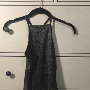 Glittrigt linne  - Glittrig top/ linne från Monki. Aldrig använd pga fel köp! Passar även S och XS