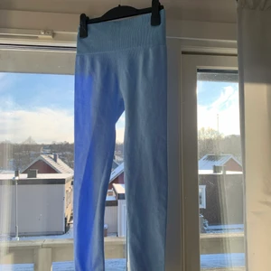 Blåa högmidjade träningstights, storlek XS - Små i storleken, har ett litet hål... därför billigare 