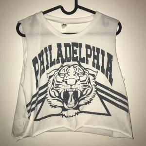 Vitt croppat linne med print - Vitt croppat linne med print, strl XS-S. Köpare står för frakt