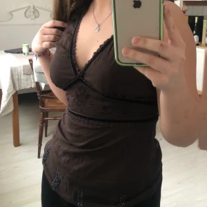 Brunt linne  - Jättefint tunt linne/tunika ish, med många fina detaljer. Köpt på second hand men aldrig använd. Den har dragkedja på sidan så att det är lätt att få på sig och sitter bra. Möts upp el fraktas