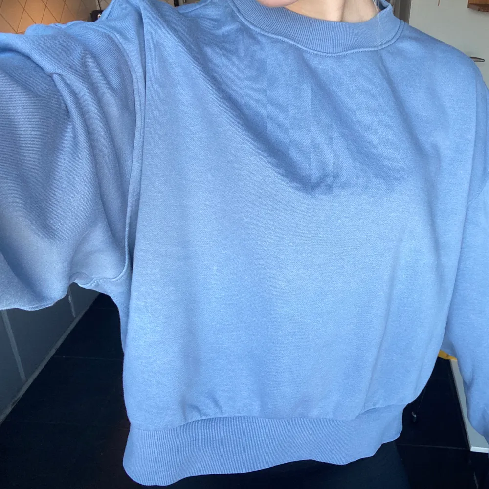 Blå tröja från Weekday! Inga fläckar och i väldigt fint skick! Köparen står för frakten💙. Tröjor & Koftor.